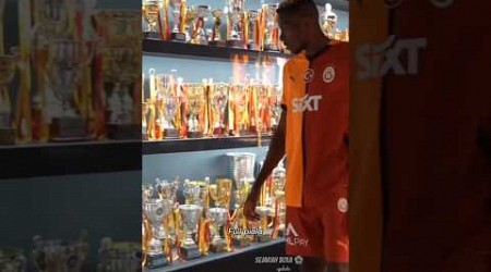 Reaksi Osimhen saat lihat koleksi piala Galatasaray 