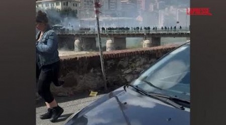 Genova, tensione prima del derby: violenti scontri tra tifosi in zona Marassi