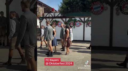 FC Bayern auf dem Oktoberfest 2024 am ersten Wiesnsonntsg 22.09.2024