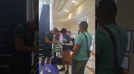 Andrés Guardado firmó un jersey del Betis previo a partir rumbo a Monterrey.