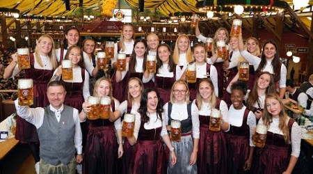 Der traditionelle Wiesn-Besuch der FC Bayern Frauen