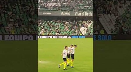 El árbitro García Verdura y asistentes calientan en la previa del partido Betis-Mallorca. 23-09-24