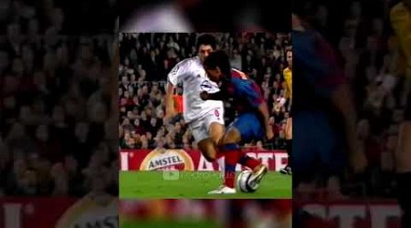 RONALDINHO HUMILHANDO GATTUSO COM UMA CANETA 