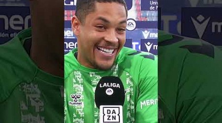 La sonrisa de Vitor Roque al hablar del Real Betis y su afición en el micrófono de DAZN