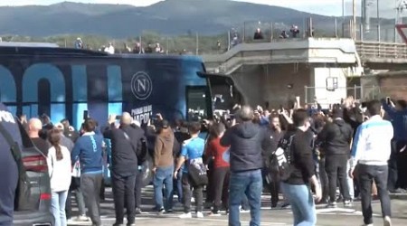 Pullman NAPOLI arriva allo stadio, sentite cosa urlano i tifosi! 