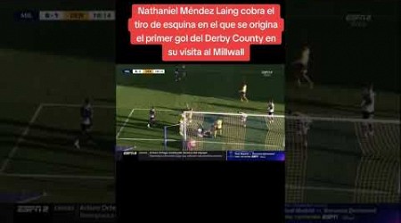 Nathaniel Méndez Laing cobra el tiro de esquina en el que se origina el primer gol del Derby County