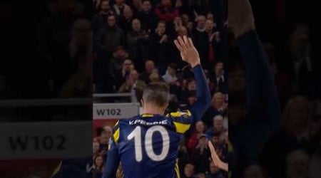 When Van Persie Was Applauded After Scoring AGAINST United! 