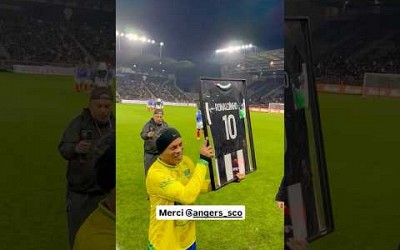 Le SCO d’Angers a offert un maillot à la légende Ronaldinho