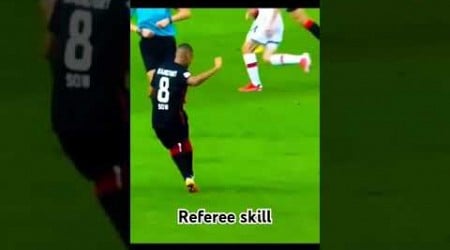 Wasit perlihatkan skil saat pertandingan#football#fifafootball#soccer#europaleague