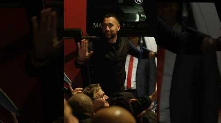 Francesco Farioli thanks the fans after Feyenoord - Ajax! 