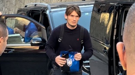 DE ROON fa un regalo a un tifoso del Napoli 