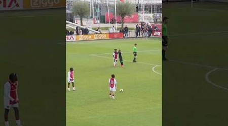 Ajax U17s with the smartest free kick you’ll see in a while! 