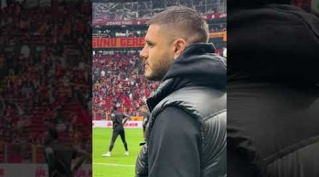 Mauro Icardi, Galatasaray taraftarını &#39;Aşkın Olayım&#39; şarkısını söylerken izliyor...