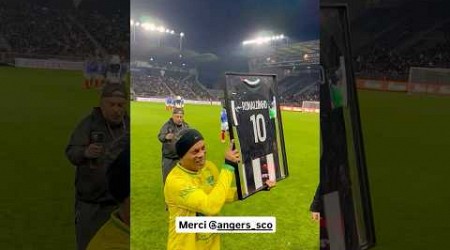 Le SCO d’Angers a offert un maillot à la légende Ronaldinho