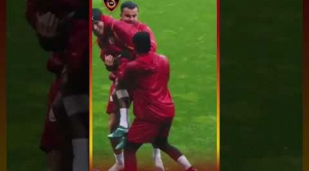 Galatasaray İdmanında Abdülkerim Bardakcı Ve Yunus Akgün, Lucas Torreira İle Şakalaşıyor!