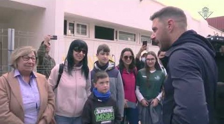 El #realbetis visita el CEIP Orba, en Alfafar, para hacer entrega de material deportivo tras la DANA