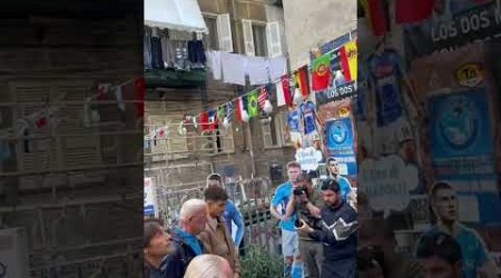 Il NAPOLI omaggia MARADONA ai Quartieri Spagnoli! 