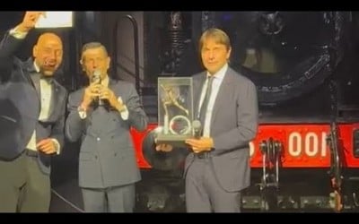 CONTE riceve un regalo magnifico alla CENA di NATALE del NAPOLI 