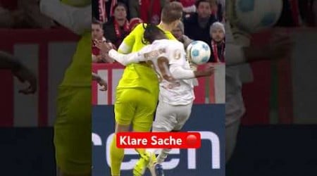 Manuel Neuer fliegt nach diesem Bodycheck gegen Frimpong im DFB-Pokal vom Platz 