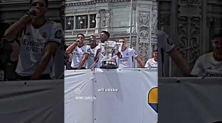 O real Madrid cantando a música do hala Madrid