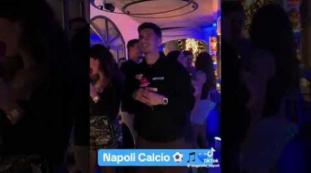 VIDEO - Napoli, gli azzurri hanno cantato “Rossetto e Caffè” di Sal Da Vinci da Magnolia