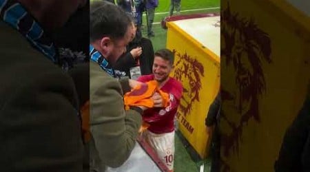 Guardate cosa succede con MERTENS e un tifoso del NAPOLI allo stadio del Galatasaray 