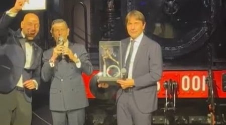 CONTE riceve un regalo magnifico alla CENA di NATALE del NAPOLI 