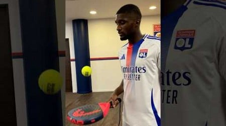 Jongle avec la raquette en répondant aux questions sur Lyon, avec Clinton Mata 