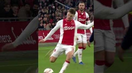 Ajax wint mede door deze heerlijke kopgoal van Chuba Akpom 