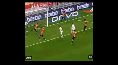 Mertens gol sevincinde Rakibe sarılıyor 