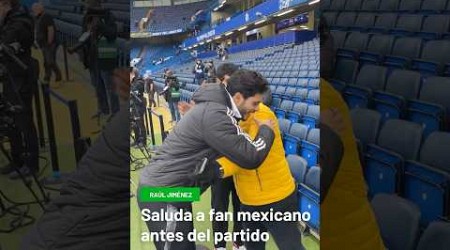 Raúl Jiménez saluda a fan mexicano antes del partido contra Chelsea