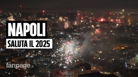 Capodanno 2025 a Napoli, lo spettacolo dei fuochi artificiali visti dall’alto per salutare il 2024