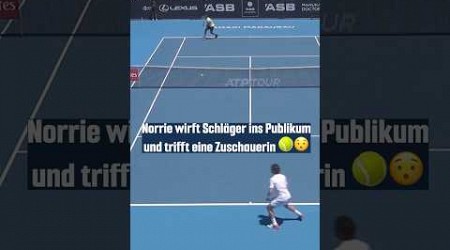 Norrie wirft sein Tennisschläger ins Publikum und trifft eine Zuschauerin 