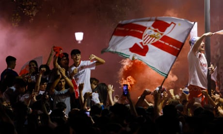 Sevilla fans celebrate 'spectacular' seventh Europa League title after victory over Roma – video