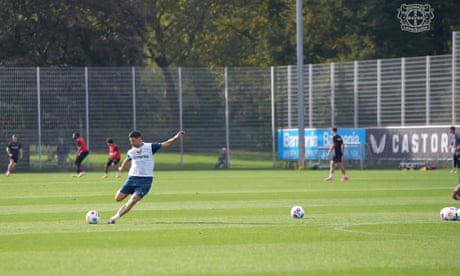 Leverkusen manager Xabi Alonso turns back the clock with passing skills – video