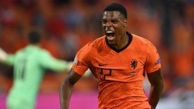 Man Utd handed boost in signing Dutch right-back